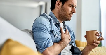 Young man feeling sick holding his chest pain while drinking tea living room RSWlT41faLqfViPzhlbYLzJ 758x531@diario abc