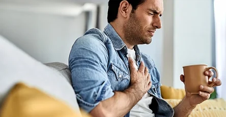 Young man feeling sick holding his chest pain while drinking tea living room RSWlT41faLqfViPzhlbYLzJ 758x531@diario abc