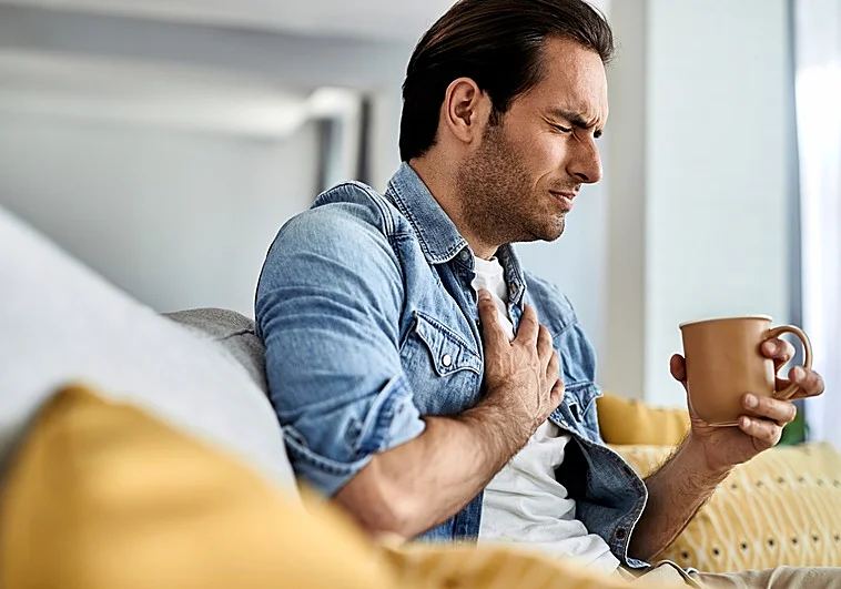 Young man feeling sick holding his chest pain while drinking tea living room RSWlT41faLqfViPzhlbYLzJ 758x531@diario abc
