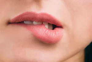 Boca mujer mordiendose labio sexi 768x516