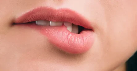 Boca mujer mordiendose labio sexi 768x516