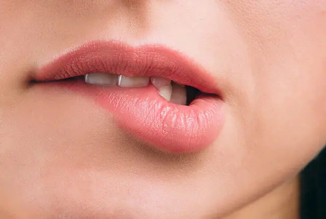 Boca mujer mordiendose labio sexi 768x516